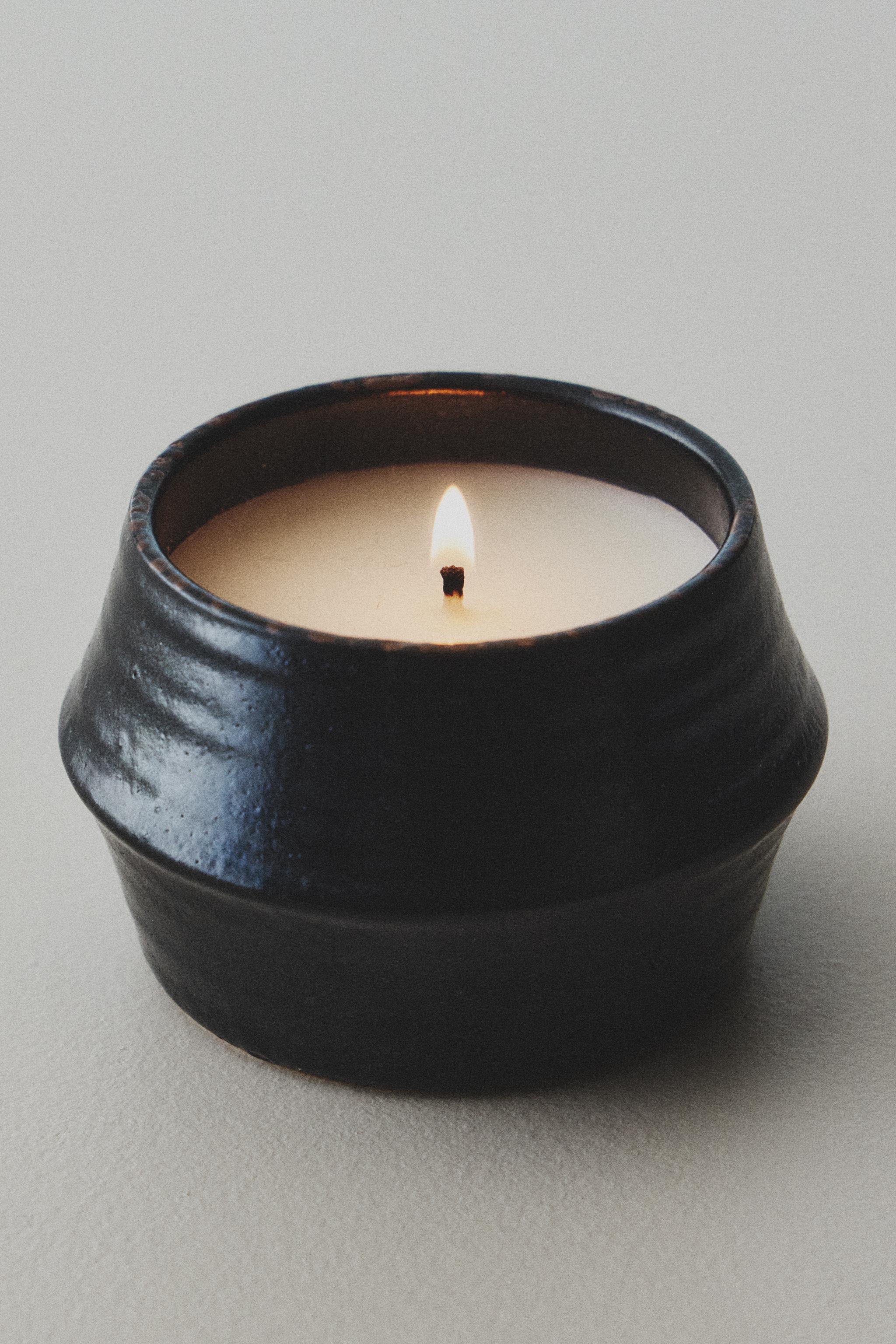 G) AMBER VANILLA SCENTED CANDLE